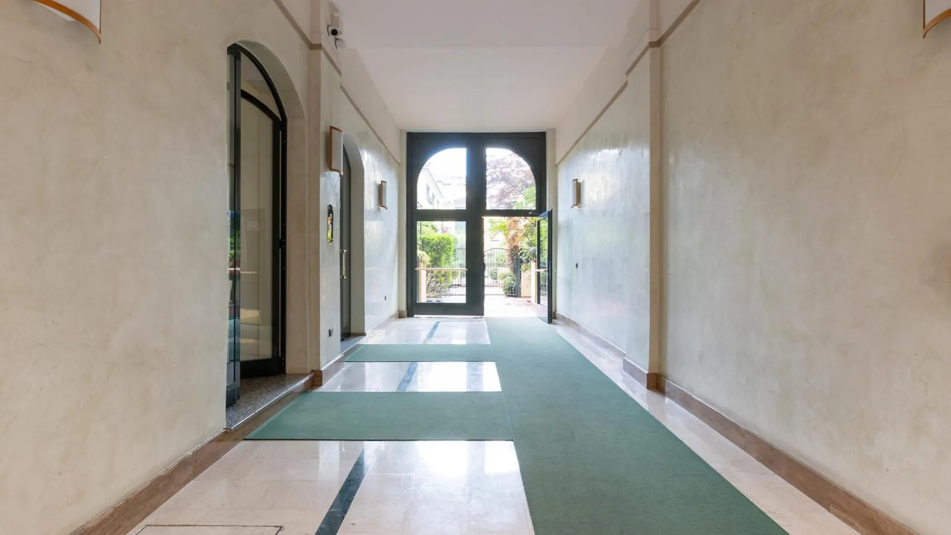 Bright One Bedroom Apartment Porta Venezia - Mirable Pm Милан 0*,